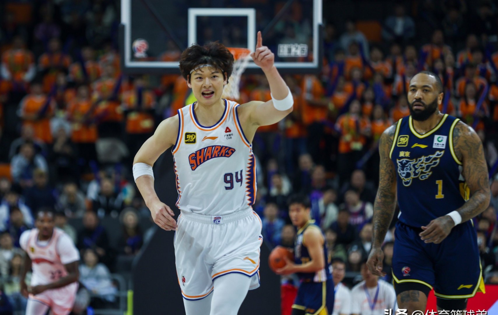 快船完胜上海队,王哲林惊艳四座 快船完胜上海队,王哲林惊艳四座