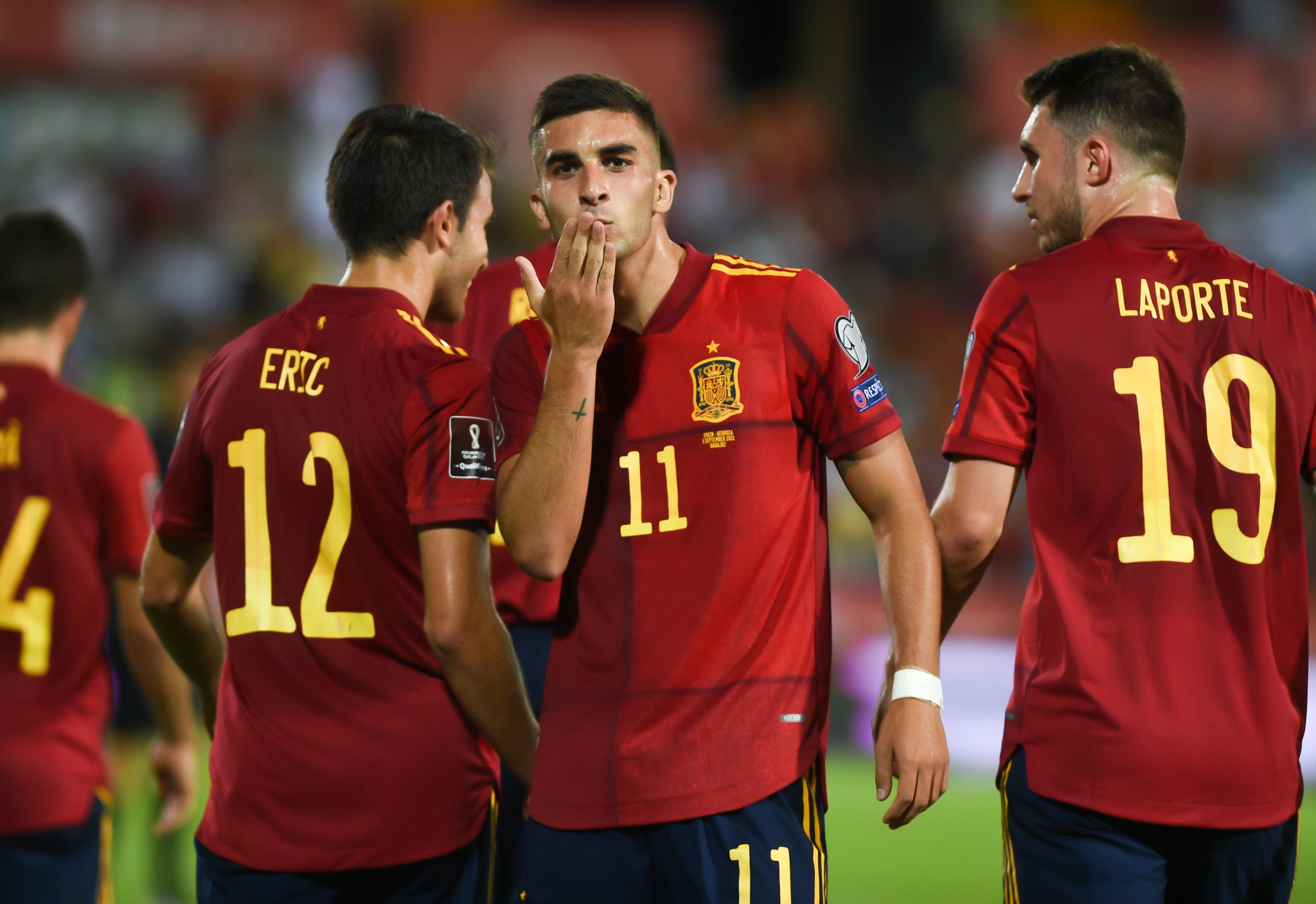 英格兰队碾压葡萄牙队，马龙带队取胜