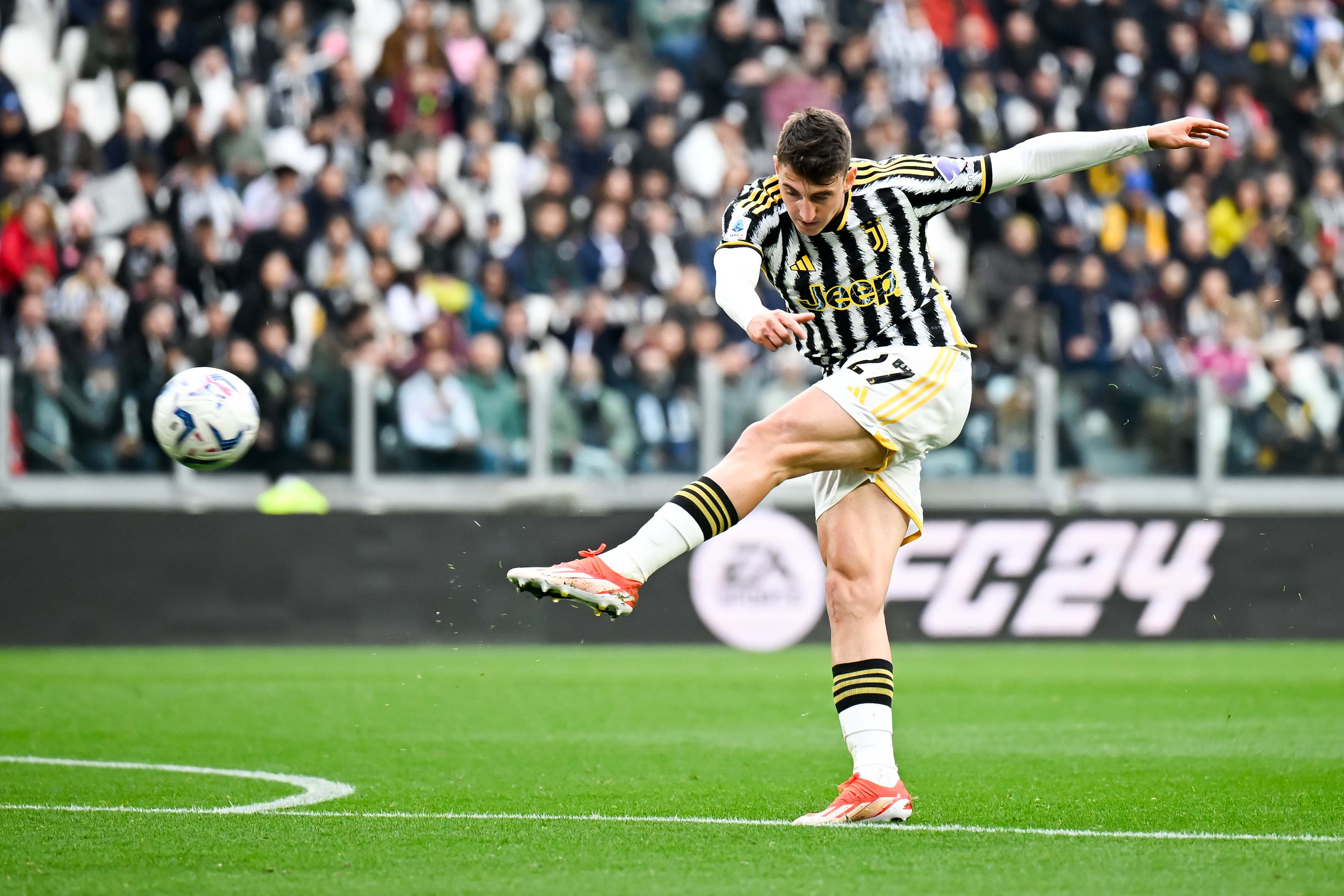 比利时横扫尤文，莱万点燃赛场