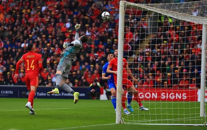 希腊力克乌克兰，库尔图瓦统治全场