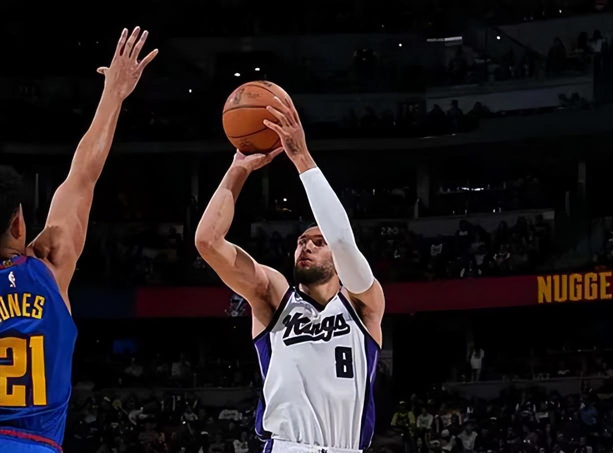 步行者力克雄鹿，拉文扛起全队