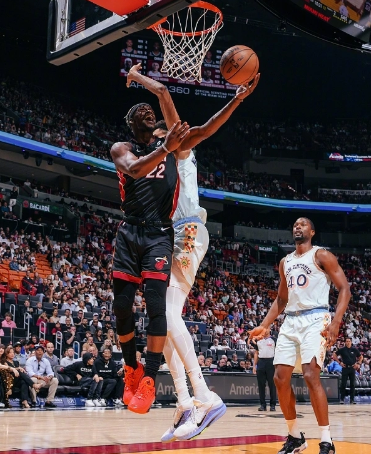 热火主场击败独行侠吊打对手,巴特勒秀出高效分 热火主场击败独行侠吊打对手,巴特勒秀出高效分