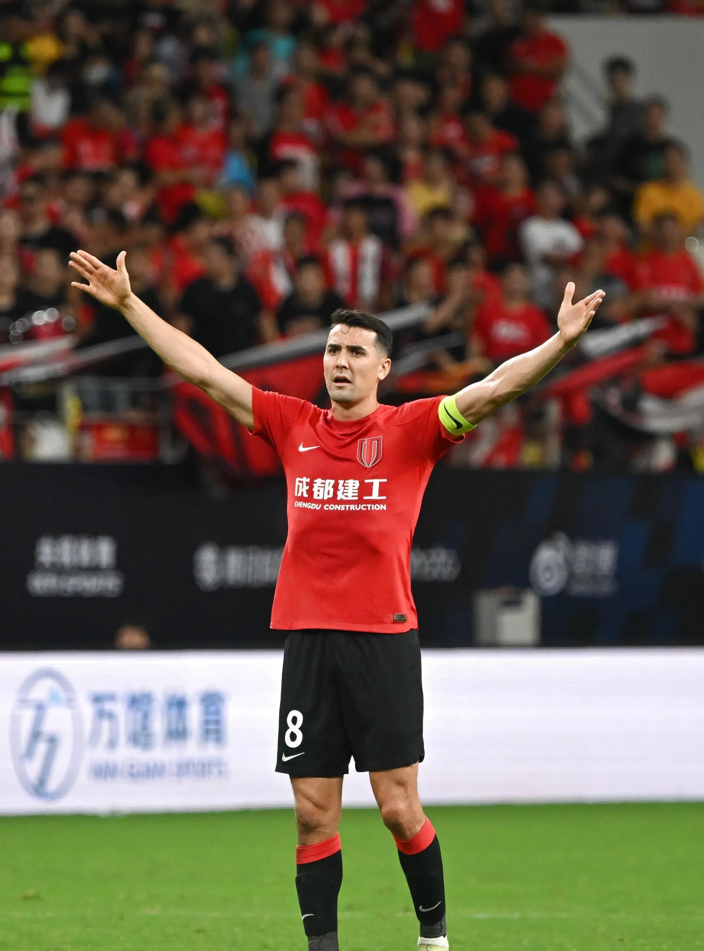 上港队长发挥出色，率领球队取得连胜