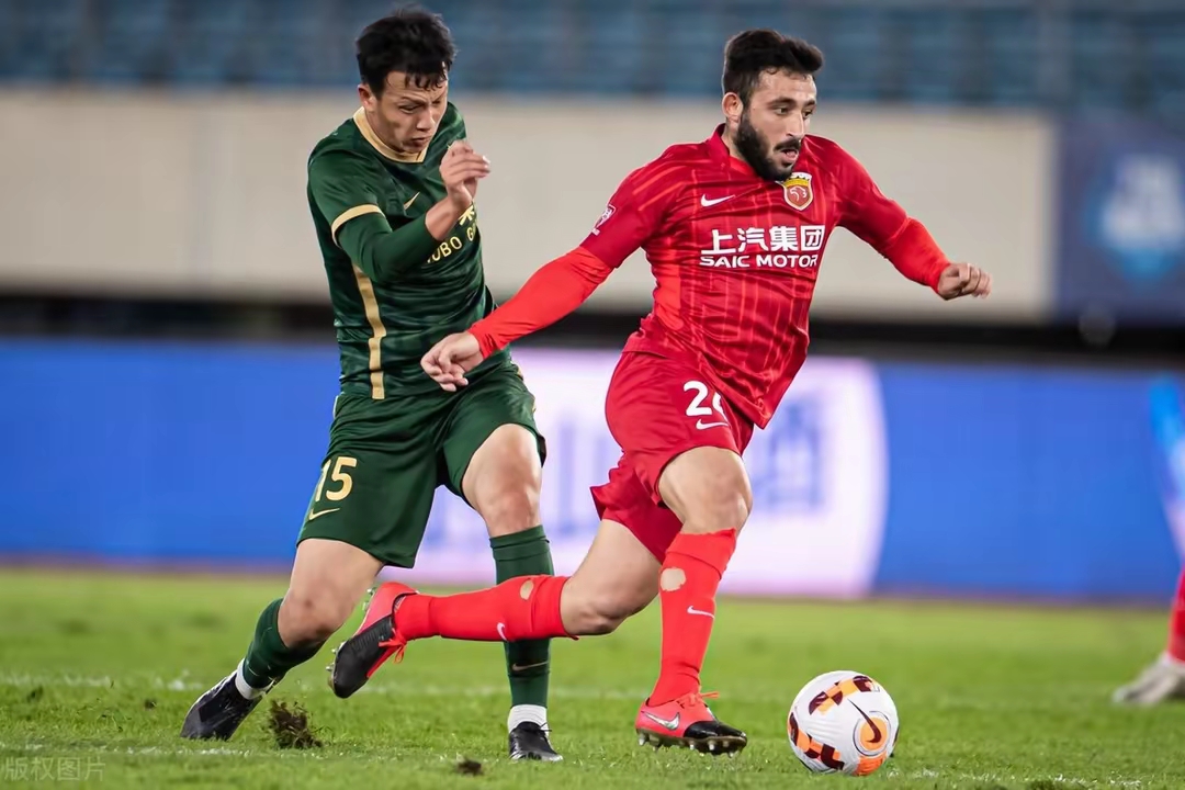 联赛领头球队再战一城，与对手难分伯仲