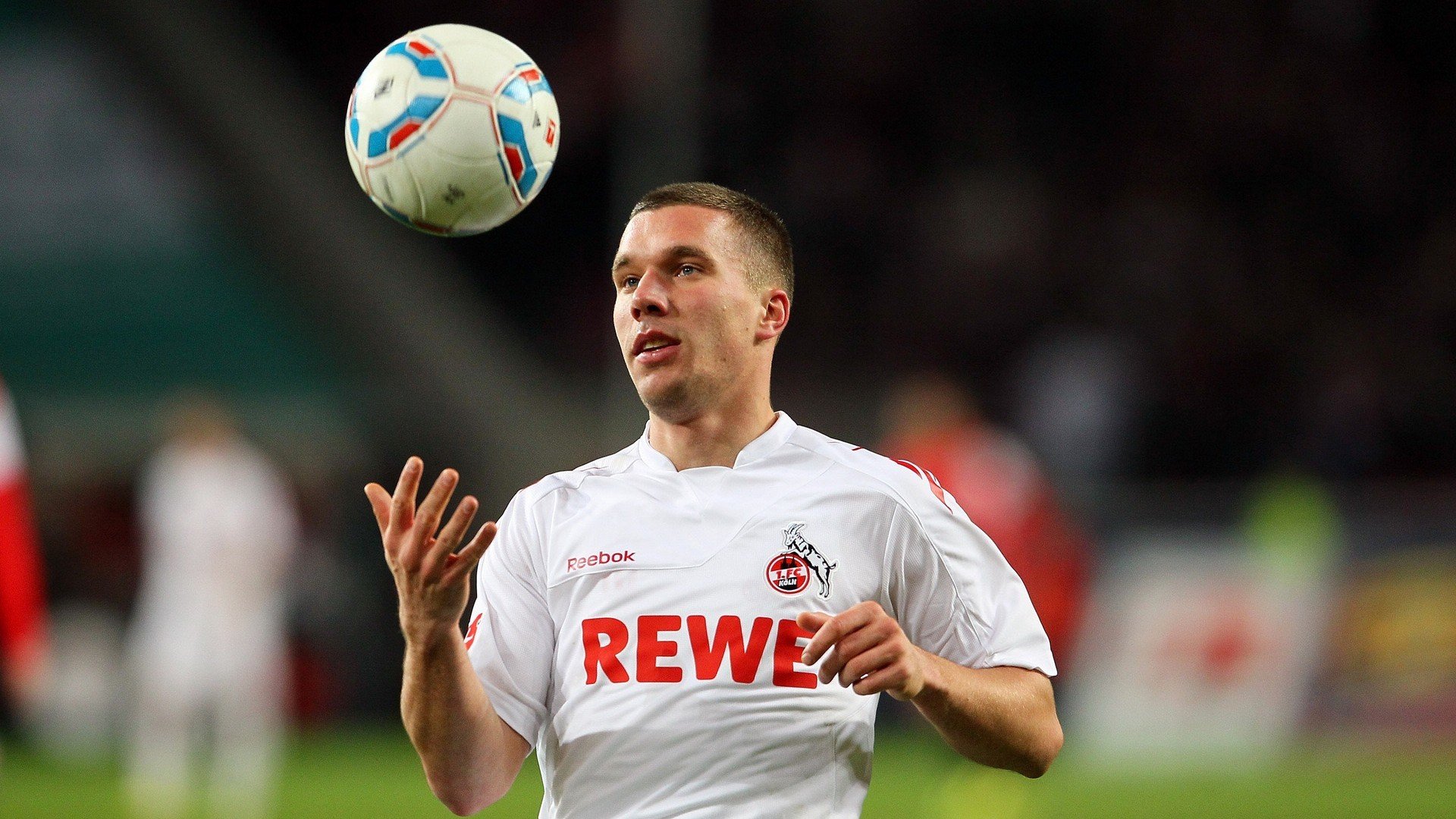 F1新赛季揭幕战之夜，姆巴佩跨界驾驶，绿茵场外的完美发挥