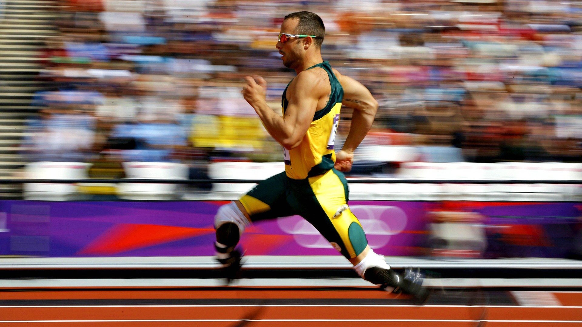 赛道上的心跳,拉文关键回合不手软,F1年度争冠之夜永载史册