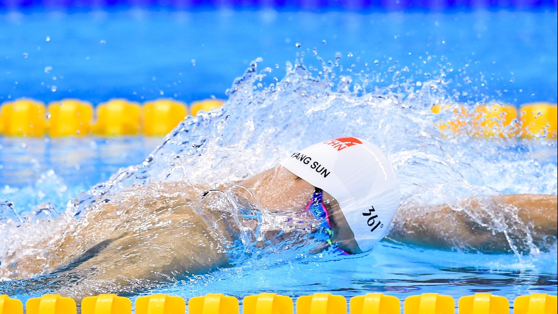 跨越时空的竞技场，当日本足球的坚韧照亮梅西的欧冠传奇